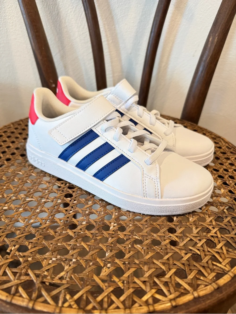 NWOB Adidas Grand Court 2.0 White Blue Red Gender Neutral Youth 2.5